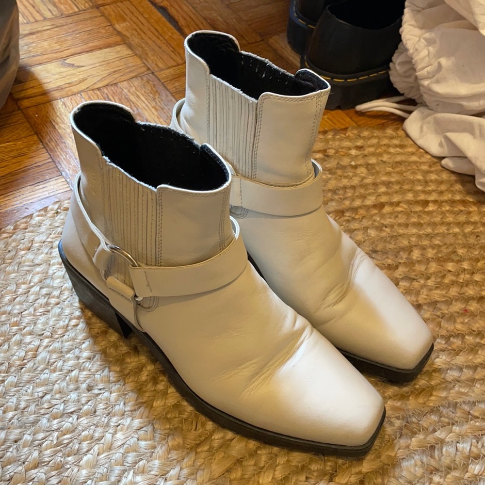 Vegabond white leather boots